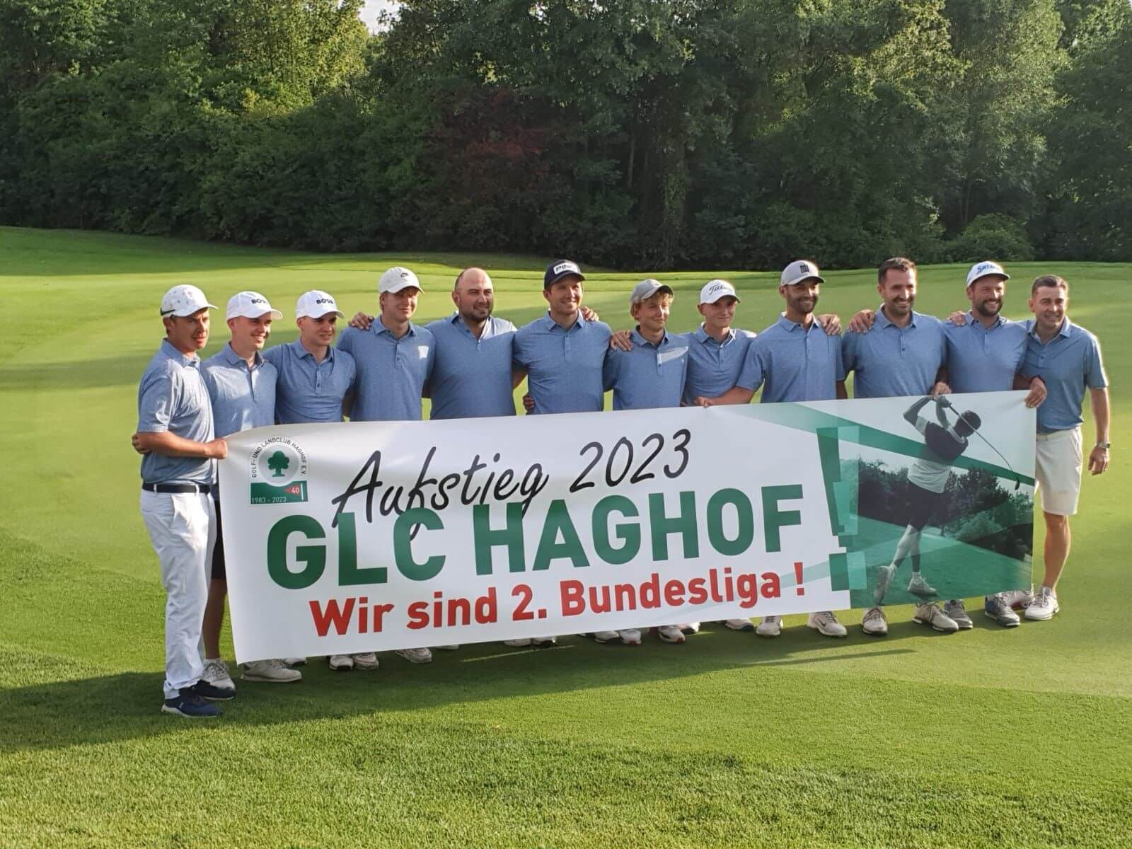 Mannschaftsfoto mit Banner zum Aufstieg in die 2. Bundesliga